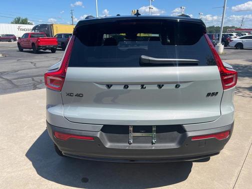 2026 Volvo XC40 B5 Ultra Black Edition