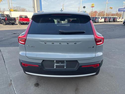 2025 Volvo XC40 B5 Plus Bright Theme