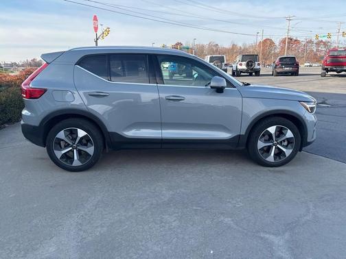 2025 Volvo XC40 B5 Plus Bright Theme