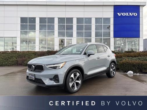 2025 Volvo XC40 B5 Plus Bright Theme