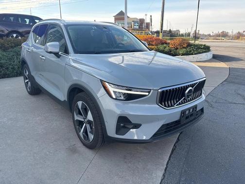 2025 Volvo XC40 B5 Plus Bright Theme
