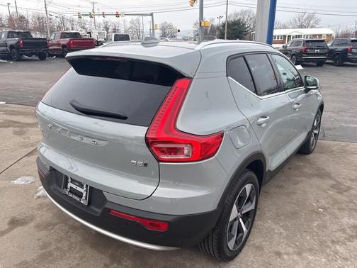 2025 Volvo XC40 B5 Plus Bright Theme
