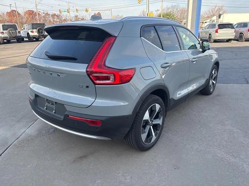 2025 Volvo XC40 B5 Plus Bright Theme