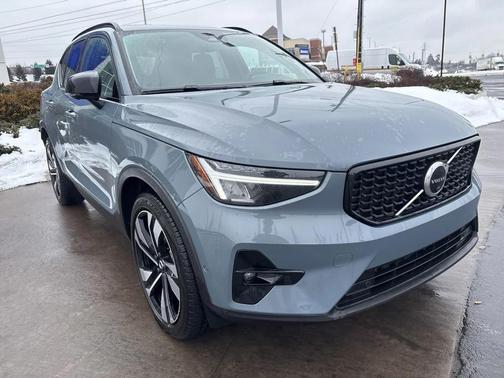 2023 Volvo XC40 B5 Plus Dark Theme