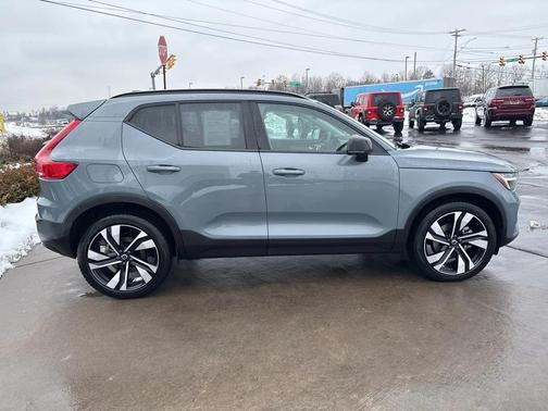 2023 Volvo XC40 B5 Plus Dark Theme