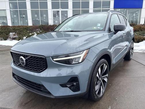2023 Volvo XC40 B5 Plus Dark Theme