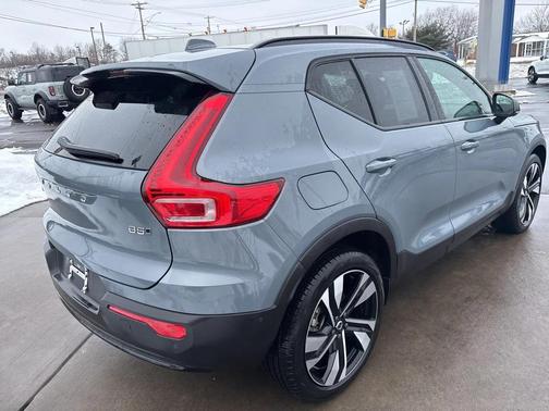 2023 Volvo XC40 B5 Plus Dark Theme