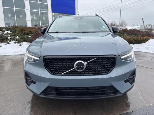 2023 Volvo XC40 B5 Plus Dark Theme