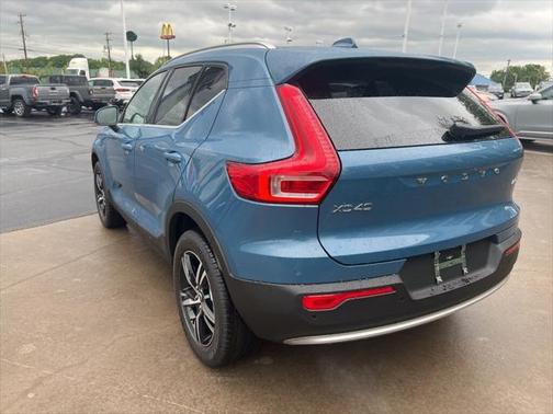 2025 Volvo XC40 B5 Core Bright Theme