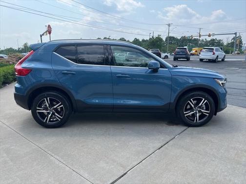 2025 Volvo XC40 B5 Core Bright Theme