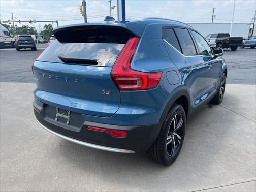 2025 Volvo XC40 B5 Core Bright Theme