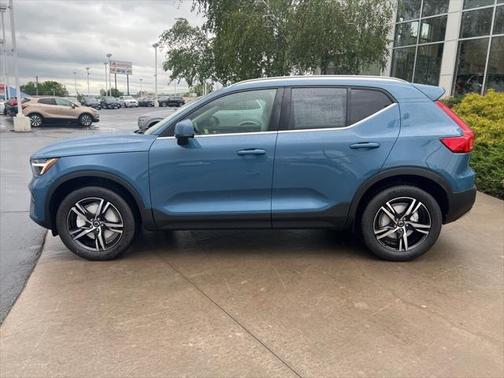 2025 Volvo XC40 B5 Core Bright Theme