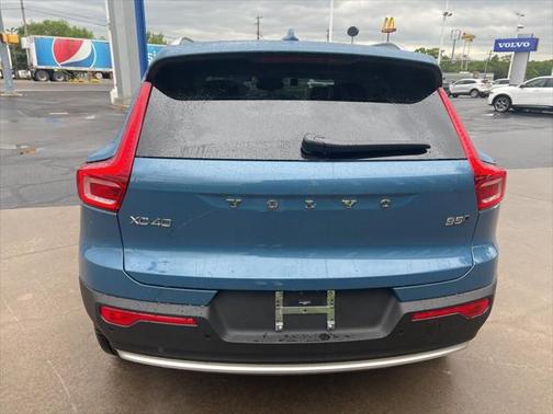 2025 Volvo XC40 B5 Core Bright Theme