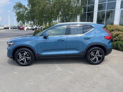 2025 Volvo XC40 B5 Core Bright Theme