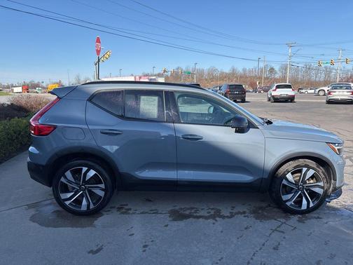 Thunder Grey Metallic 2023 Volvo XC40 B5 Ultimate Dark Theme
