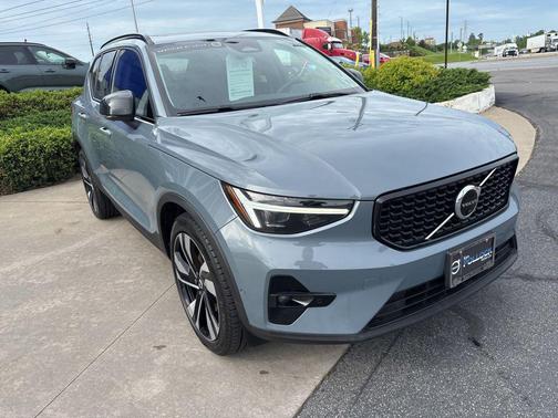 Thunder Grey Metallic 2023 Volvo XC40 B5 Ultimate Dark Theme