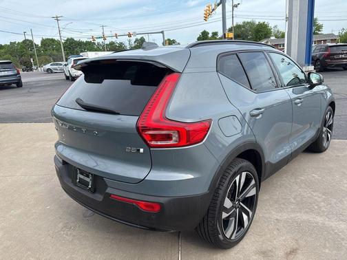 Thunder Grey Metallic 2023 Volvo XC40 B5 Ultimate Dark Theme