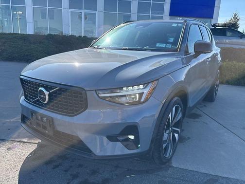 Thunder Grey Metallic 2023 Volvo XC40 B5 Ultimate Dark Theme