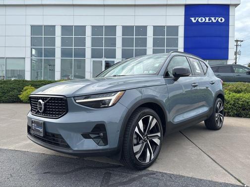 Thunder Grey Metallic 2023 Volvo XC40 B5 Ultimate Dark Theme