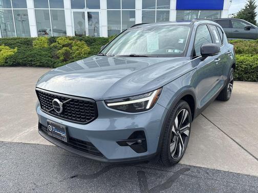 Thunder Grey Metallic 2023 Volvo XC40 B5 Ultimate Dark Theme