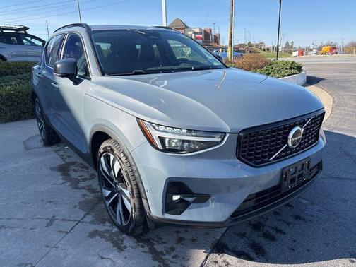 Thunder Grey Metallic 2023 Volvo XC40 B5 Ultimate Dark Theme