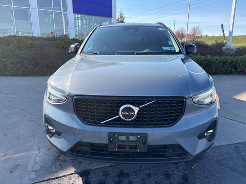Thunder Grey Metallic 2023 Volvo XC40 B5 Ultimate Dark Theme