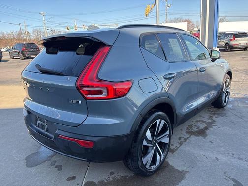 Thunder Grey Metallic 2023 Volvo XC40 B5 Ultimate Dark Theme