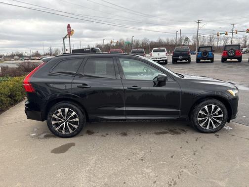 2024 Volvo XC60 B5 Core Dark Theme