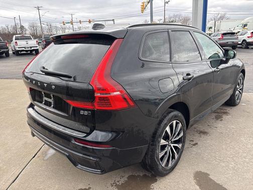 2024 Volvo XC60 B5 Core Dark Theme