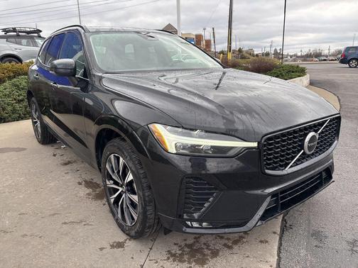 2024 Volvo XC60 B5 Core Dark Theme