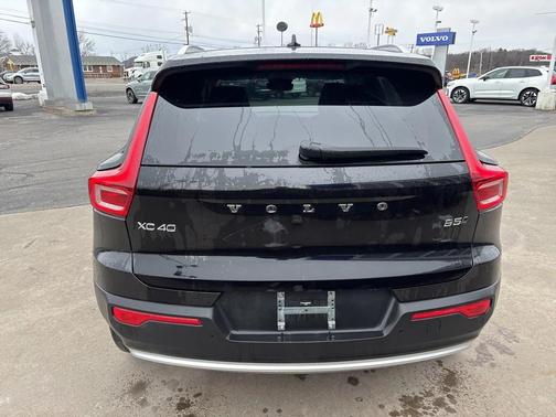 2025 Volvo XC40 B5 Core Bright Theme