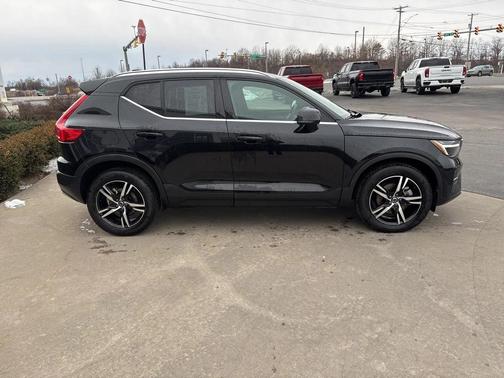 2025 Volvo XC40 B5 Core Bright Theme