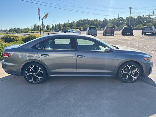 Platinum Gray Metallic 2022 Volkswagen Passat 2.0T R-Line