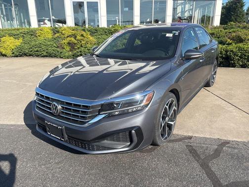 Platinum Gray Metallic 2022 Volkswagen Passat 2.0T R-Line