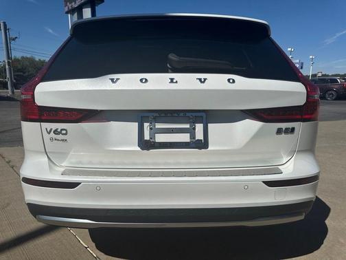 Crystal White Metallic 2024 Volvo V60 Cross Country B5 Plus