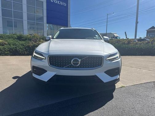 Crystal White Metallic 2024 Volvo V60 Cross Country B5 Plus