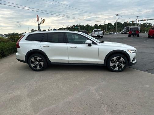 Crystal White Metallic 2024 Volvo V60 Cross Country B5 Plus
