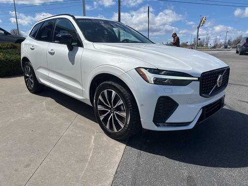 2023 Volvo XC60 B5 Plus Dark Theme