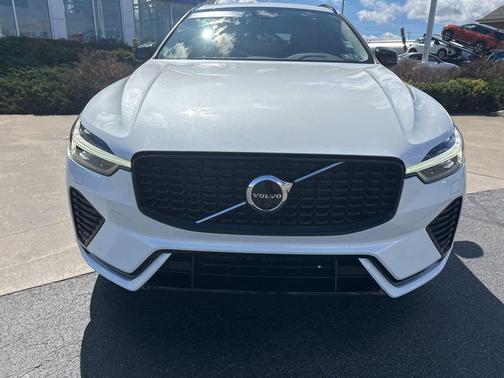 2023 Volvo XC60 B5 Plus Dark Theme