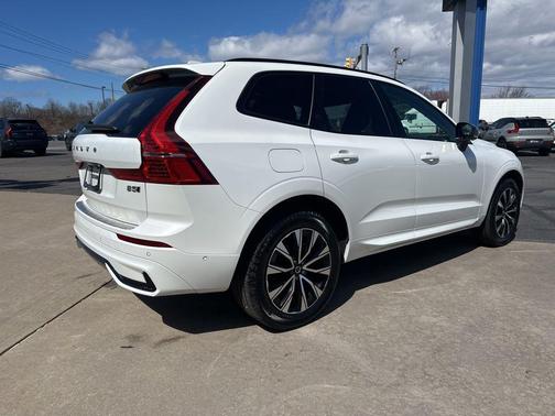2023 Volvo XC60 B5 Plus Dark Theme