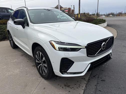 2023 Volvo XC60 B5 Plus Dark Theme