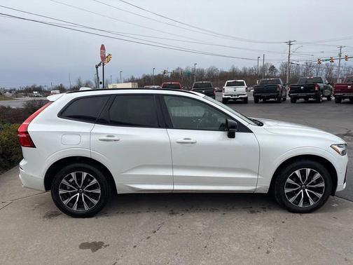 2023 Volvo XC60 B5 Plus Dark Theme