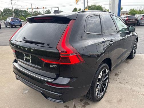 Onyx Black Metallic 2026 Volvo XC60 B5 Plus