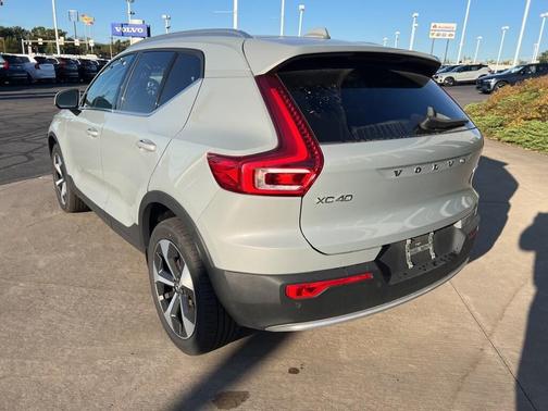 2025 Volvo XC40 B5 Plus Bright Theme