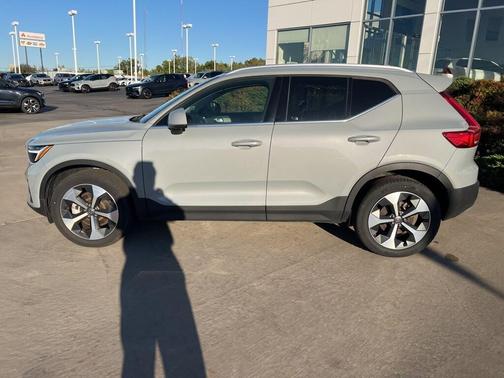 2025 Volvo XC40 B5 Plus Bright Theme
