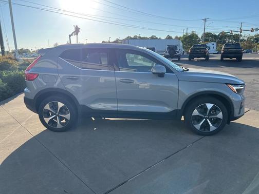 2025 Volvo XC40 B5 Plus Bright Theme