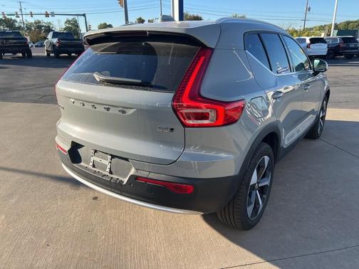 2025 Volvo XC40 B5 Plus Bright Theme