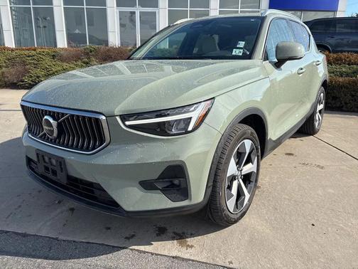 2023 Volvo XC40 B5 Plus Bright Theme