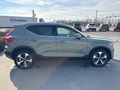 2023 Volvo XC40 B5 Plus Bright Theme