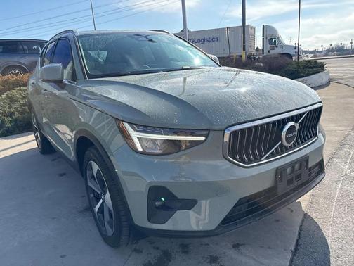 2023 Volvo XC40 B5 Plus Bright Theme